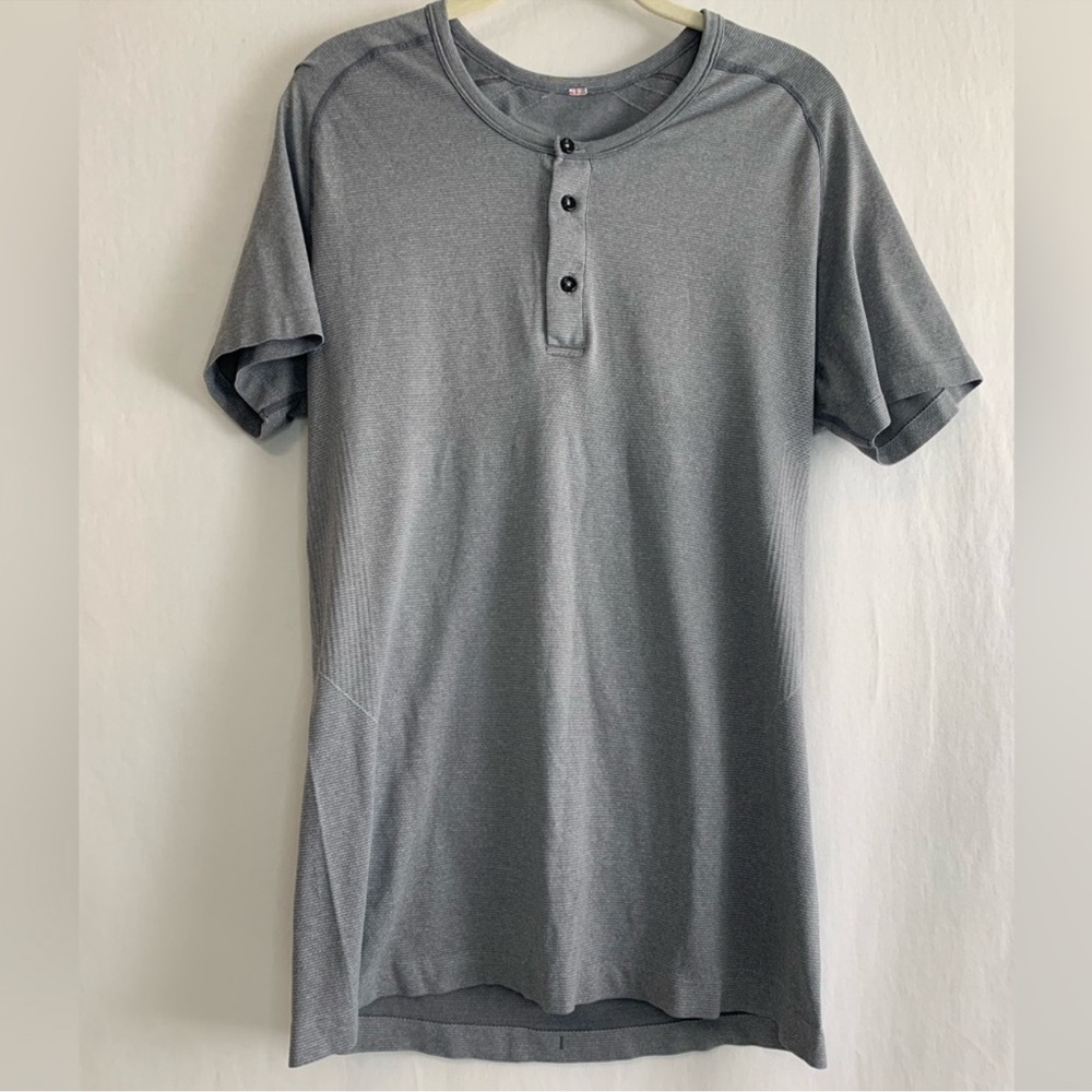 Lululemon Men's Metal Vent Grey Short Sleeve Athletic Shirt Size M